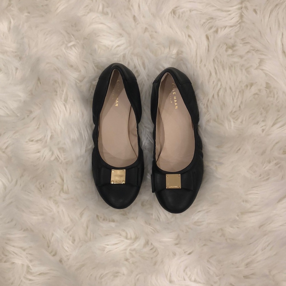Black shoes with bow